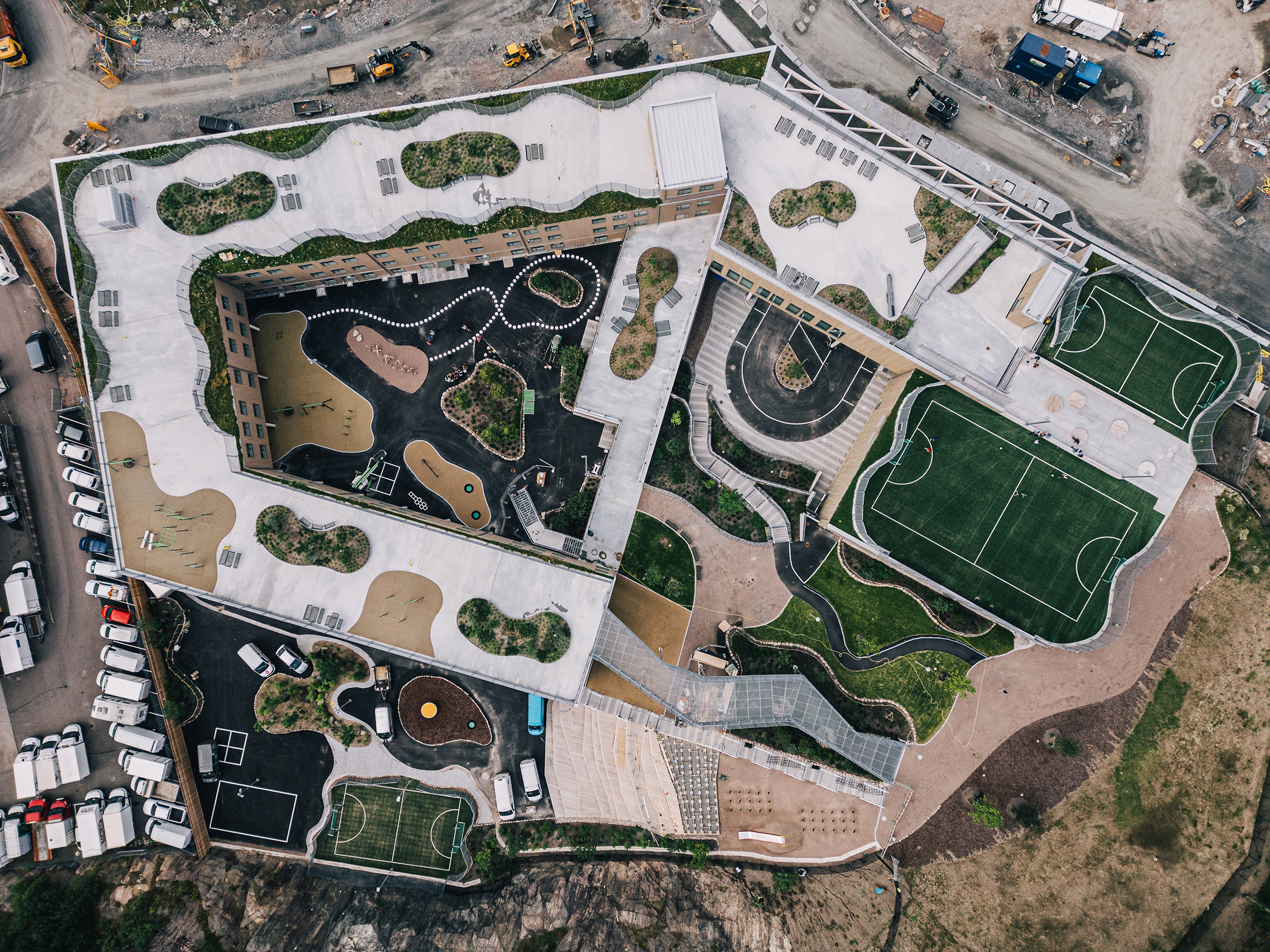 Södra Änggården-skolan sett ovanifrån med naturen som närmast flyter upp på skolans tak och utgör en del av skolgården.